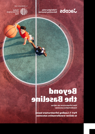 《超越底线》的封面是两名男子在篮球比赛中打探消息